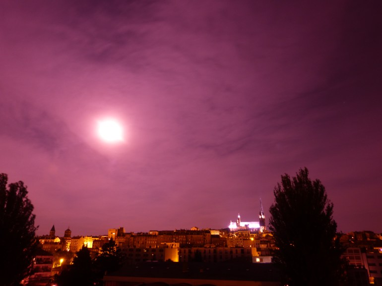 Essai de pose longue à travers le boîtier rose d'un CD. Pris de chez moi.