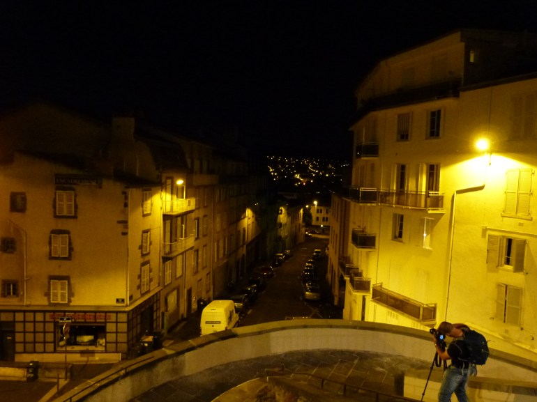 Un photographe en pleine action en haut des escalier de Montlosier