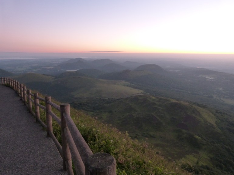 6h31... du côté du Pariou l'horizon s'éclaircit