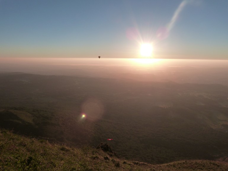 7h06... une montgolfière s'élève pour rejoindre le soleil