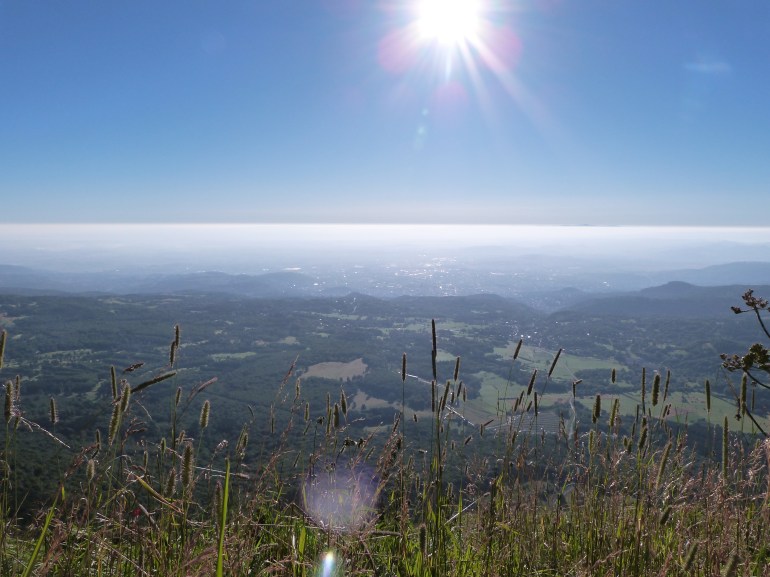 8h45... toujours cette barre dans le ciel