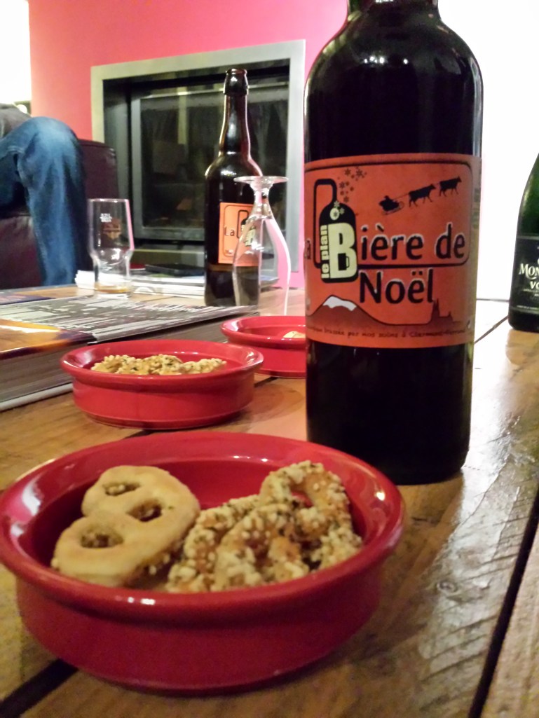 Apéro à la bière de Noël du Plan B devant la cheminée