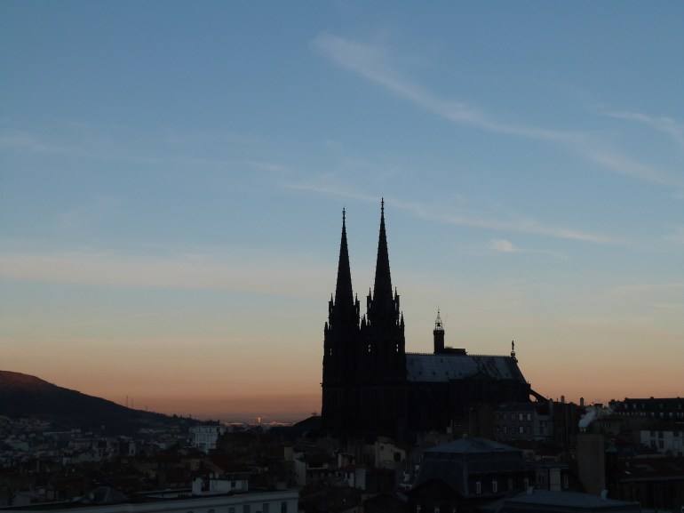 La cathédrale, dans le crépuscule...