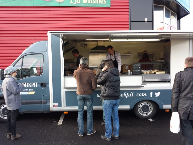 Les collègues font la queue ^^ Et appellent ceux restés au bureau pour savoir ce qu'ils veulent !