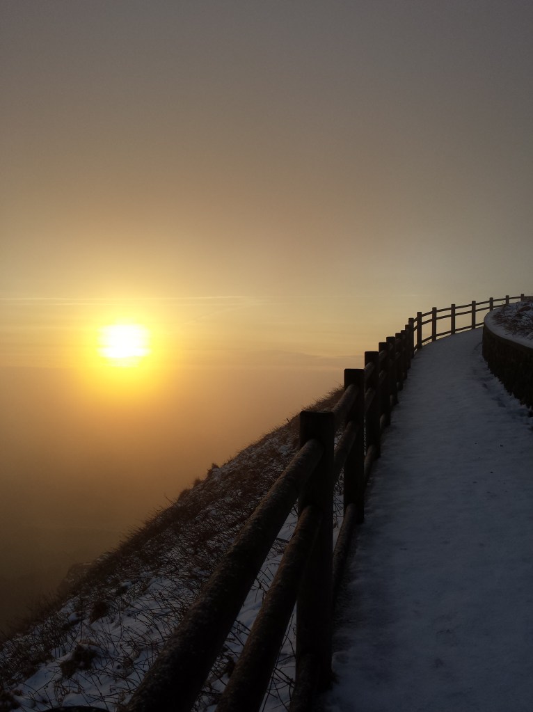 8h38 - à se demander où va ce chemin, au-dessus du soleil
