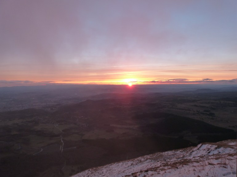 8h29 - le voilà ! Et déjà, un fin nuage nous enveloppe...