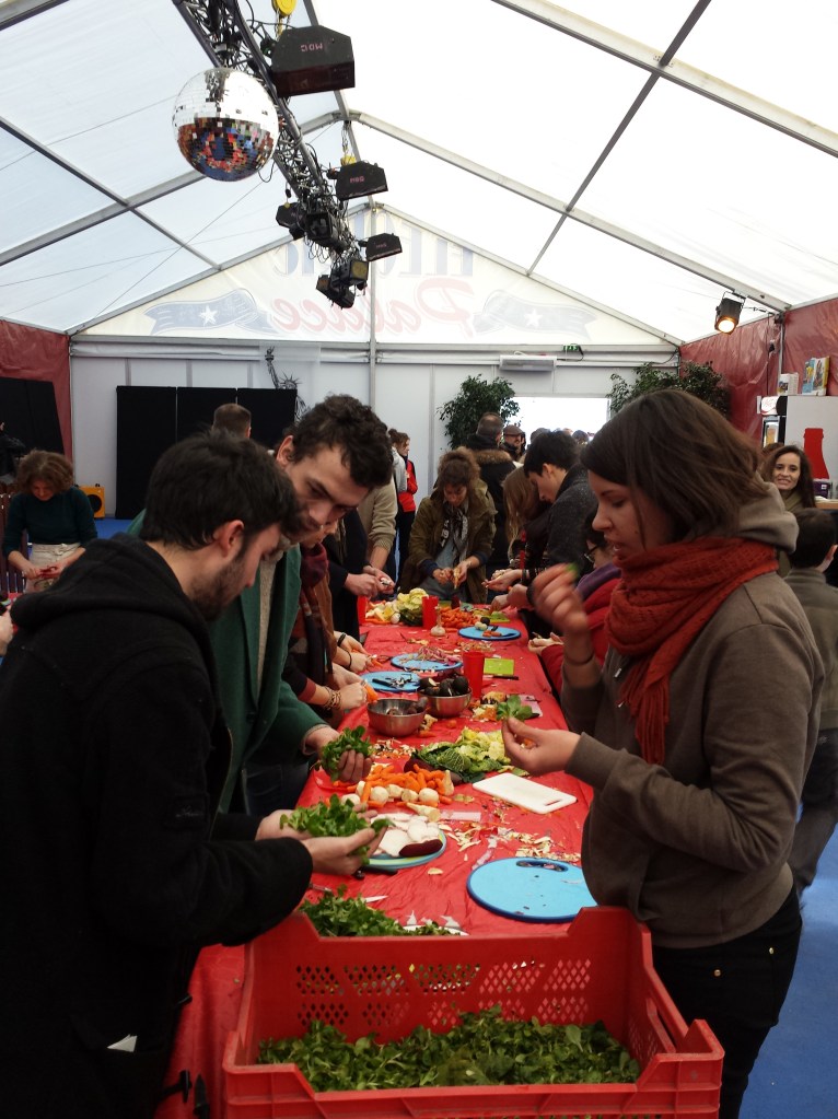 Les éplucheurs sont concentrés sur leur mission...