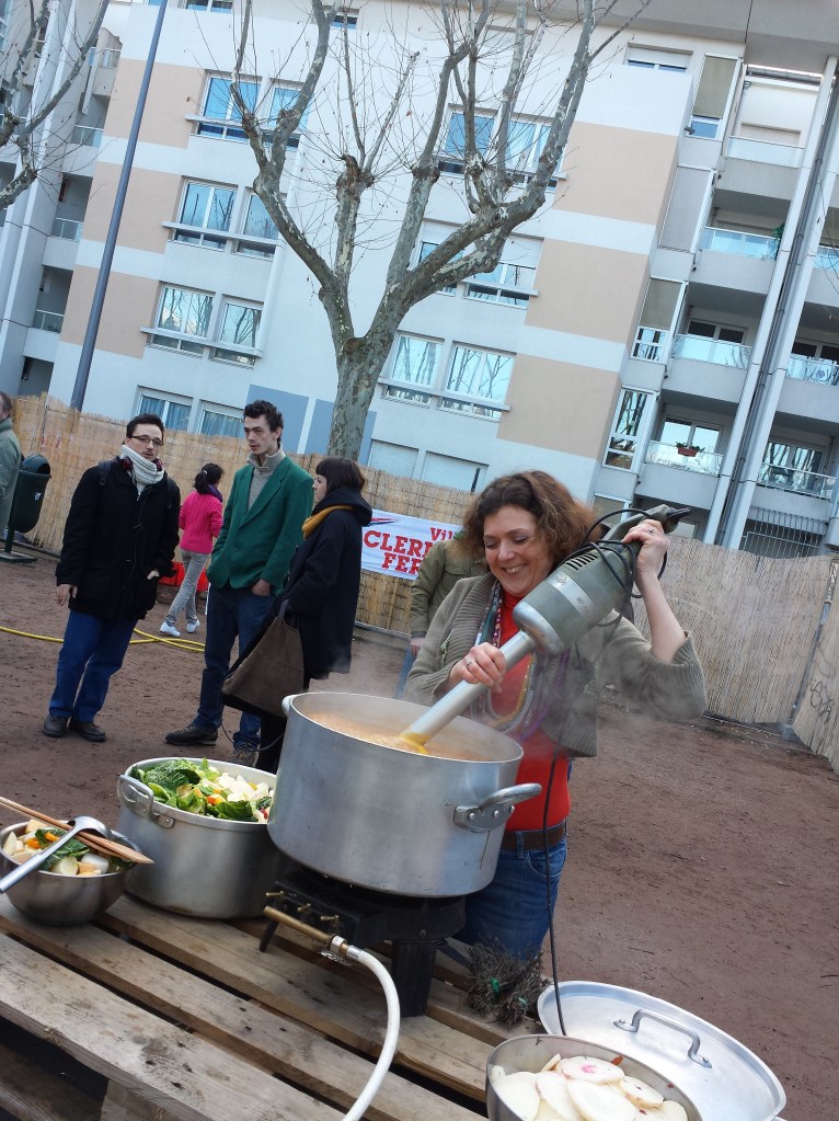 Et le mixage  ! On voit plus Clémence derrière son marteau-piqueur géant ! 