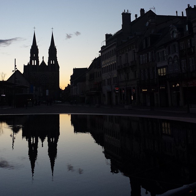 Le Sacré-Coeur au soleil couchant, vu de la Place d'Allier