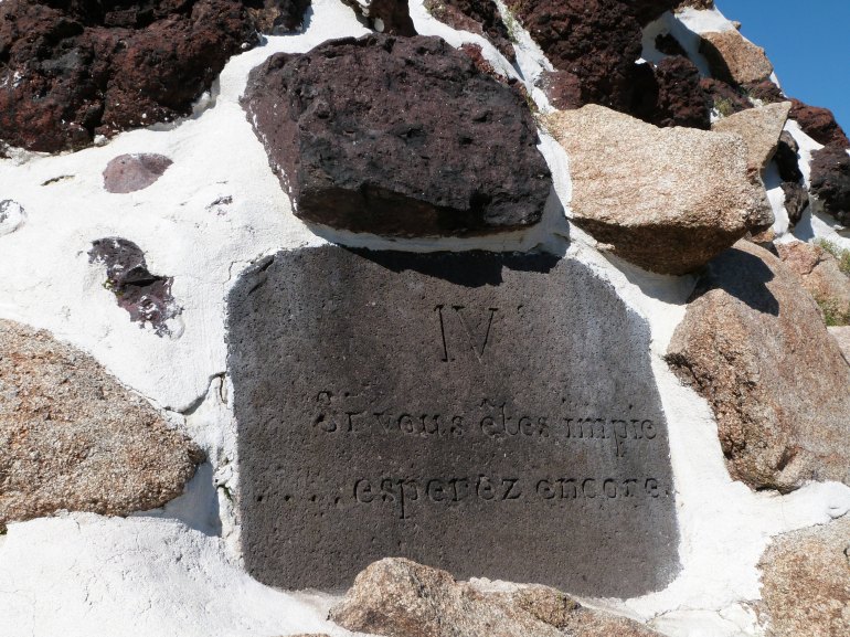 Avertissement à mon attention sur le socle de la vierge...