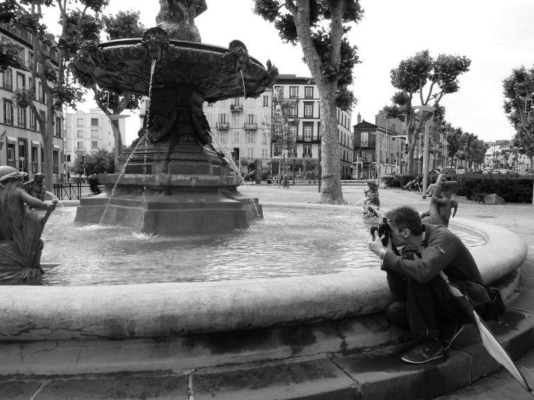 Un parapluie presque aussi grand que le bonhomme, c'est dire !