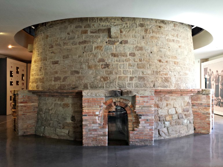 L'un des deux énormes fours de la manufacture Bompard