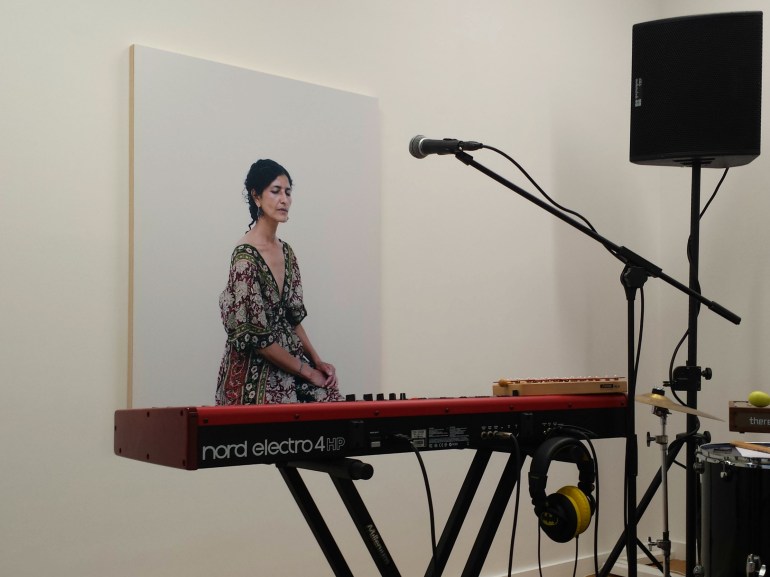 On dirait moi, très inspirée, devant mon piano numérique