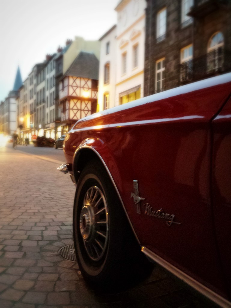 La somptueuse Mustang de Classic Arverne (location et séjours en voitures de collection) était de la partie le 23 octobre dernier