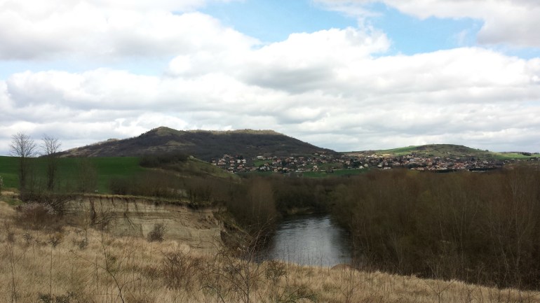 Falaises au premier plan et puy de Mur