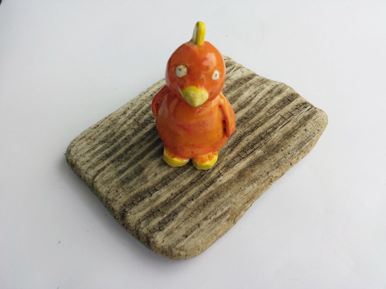 Gigina a tenu à rapporter ce morceau de bois flotté, probablement une vieille planche patinée par le temps et l'eau. Ca fera un dessous de tasse. 