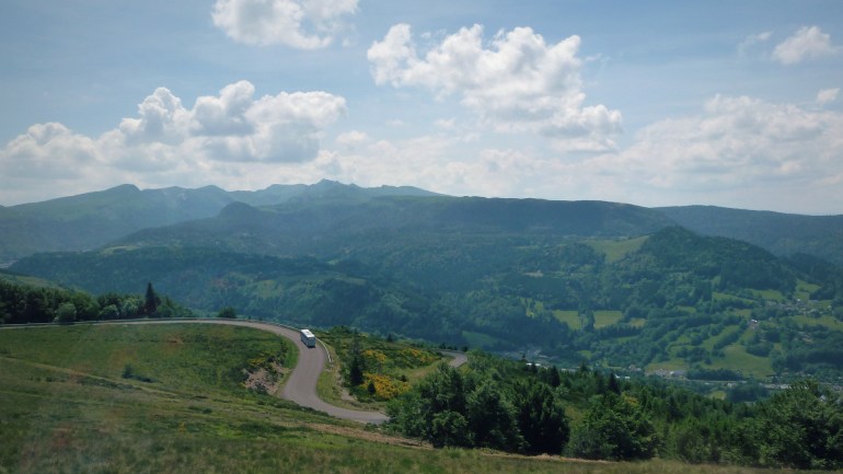 Un des 5 bus sur la route entre La Bourboule et Murat-le-Quaire