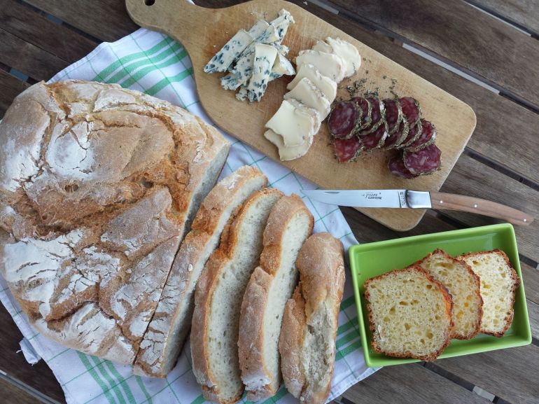 J'ai eu la chance de pouvoir récupérer un pain de rab' du pique-nique de midi... parfait pour mon repas du soir à base de saucisson aux herbes (vestige de ma virée au Mont-Dore en juillet), saint-nectaire et fourme d'Ambert. Brioche de tome en dessert évidemment...